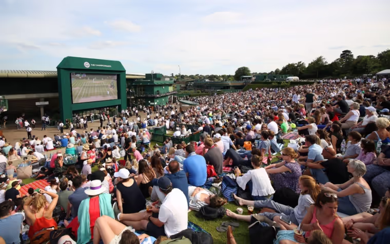 Crowd watching wimbledon tennis match