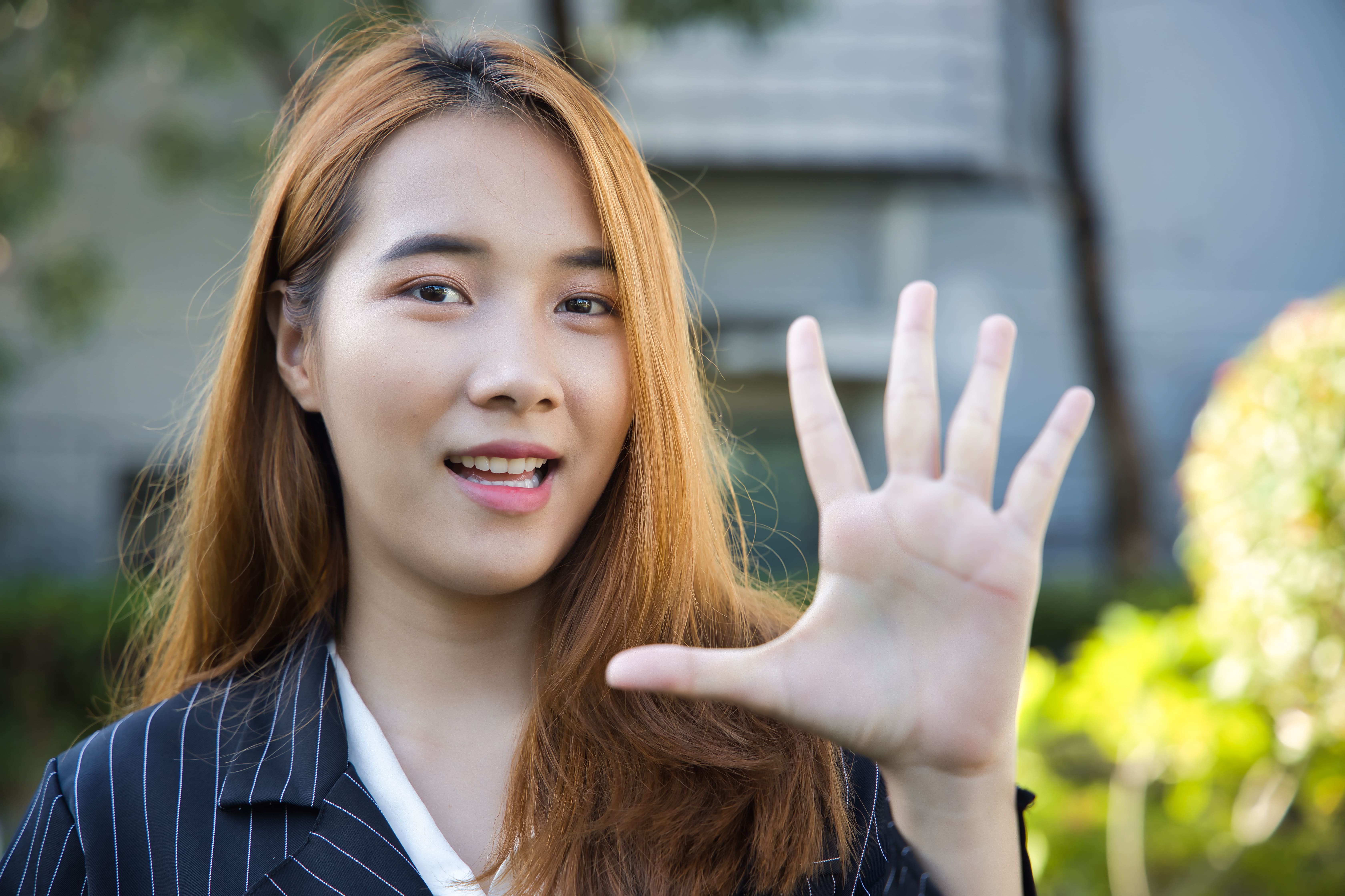 woman gesturing number five